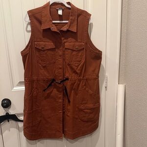 Duluth Trading Co. Rootstock Gardening Tunic Vest in a reddish-brown color